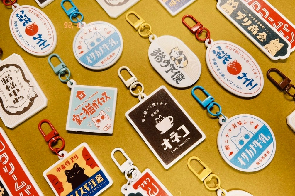 レトロ猫看板アクキー | イグアナ大佐 SHOP