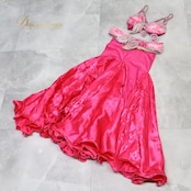 ベリーダンス オリエンタル 衣装 上下セット ピンク系 トップス スカート ベルト ラインストーン ビーズ 華やか セットアップ スリット イベント ステージ 豪華 装飾 鮮やか かわいい ダンス衣装