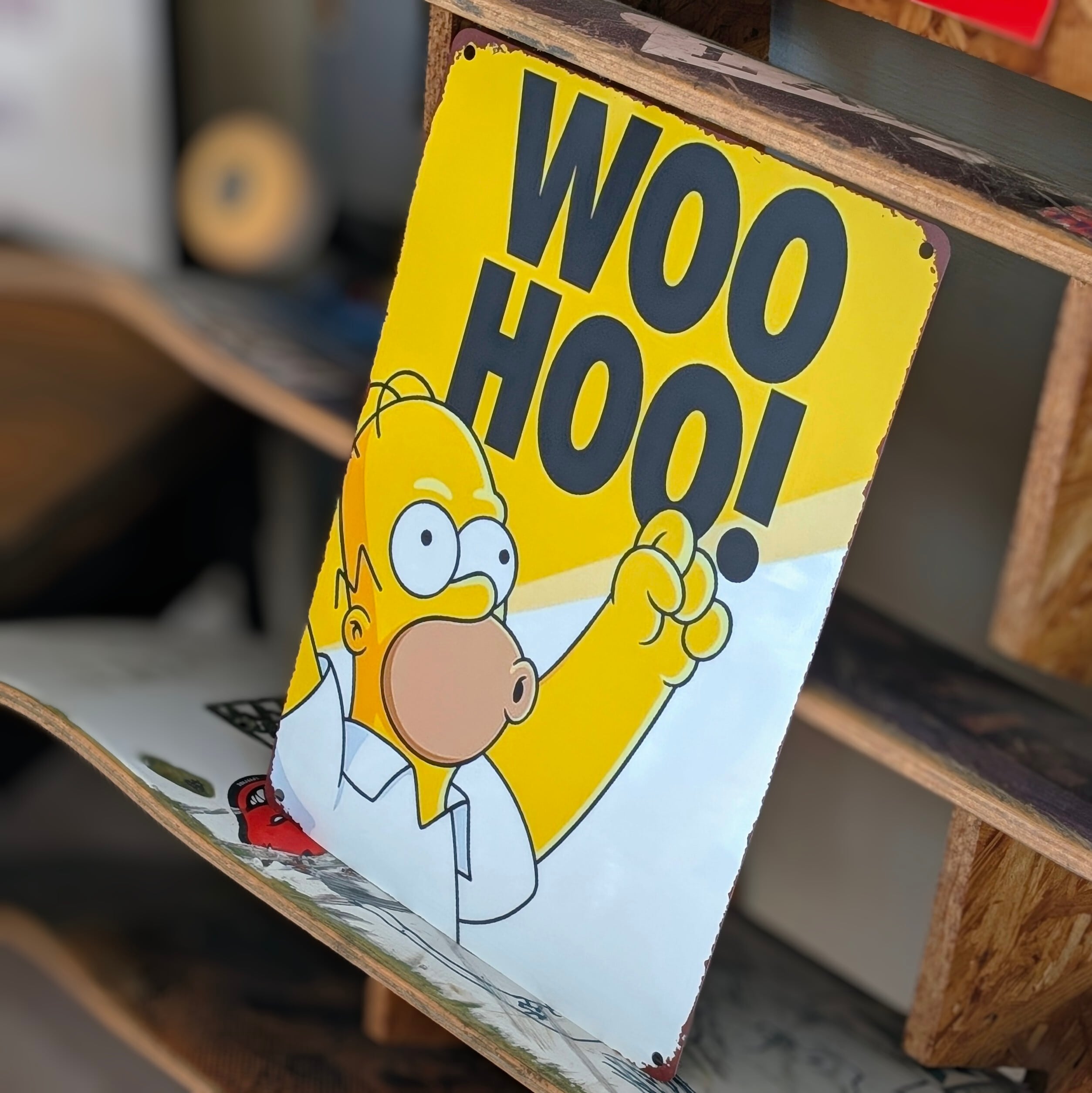 送料無料！ちょうどいいブリキ看板【 The Simpsons （ シンプソンズ ）】『 WOO HOO！ホーマーテンション上げ上げっ！ 』 METAL SIGN / メタルサイン / ブリキ看板 / サインボード / ビンテージ加工 〚アメリカン雑貨 アメトイ〛