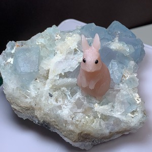 ピンクオパールうさぎ×ビンガム産スカイブルーフローライト原石クラスター
