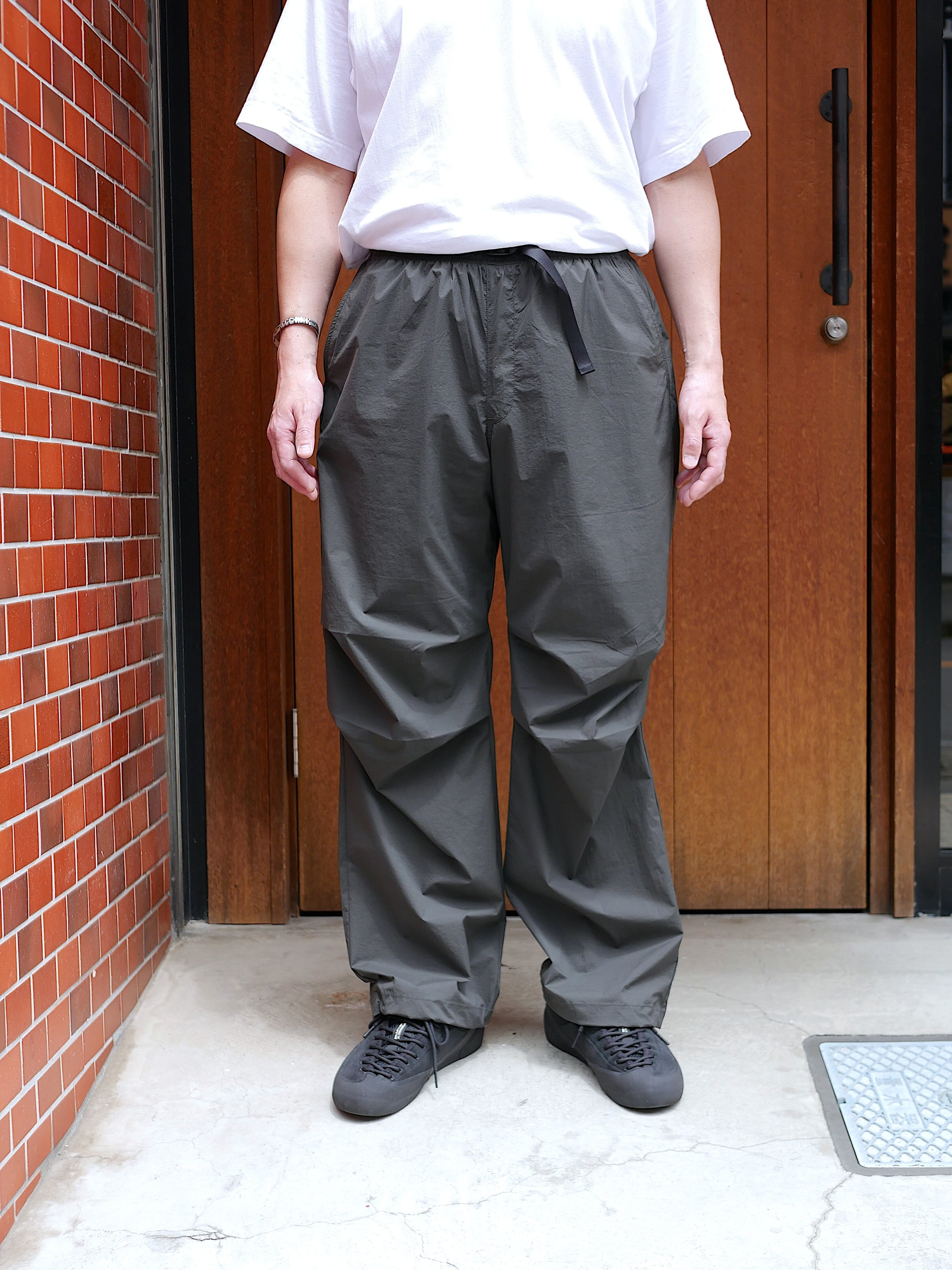 BROWN by 2-tacs / KNEE TUCK PANTS（CHARCOAL） | st. valley house