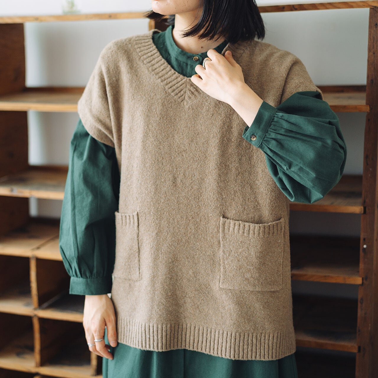 Vネックフロントポケットニットベスト | starcloset