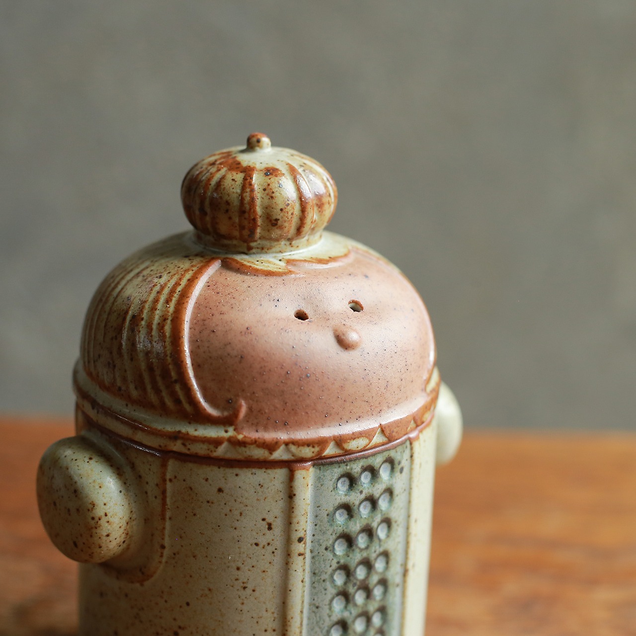 ひょうきんな女王様の小物入れ 2