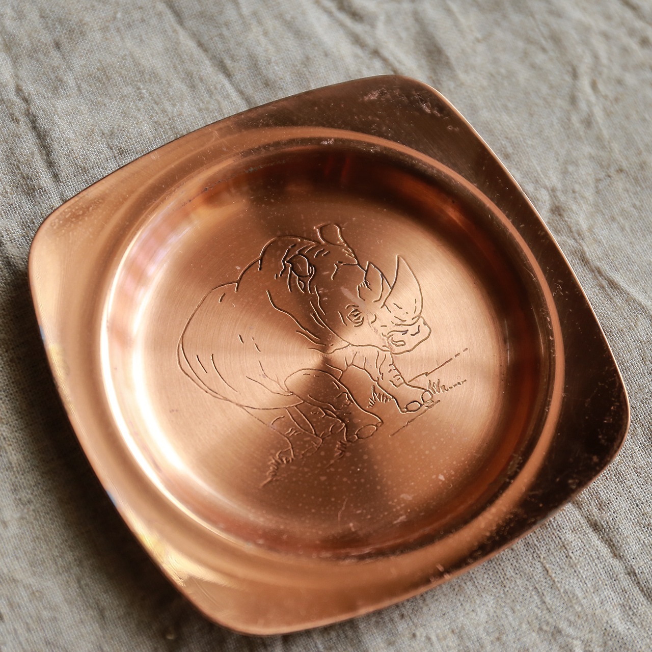 サバンナが描かれた、銅のコースター（サイ）