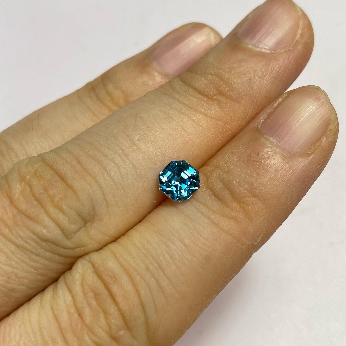 南の海の結晶 ブルージルコン