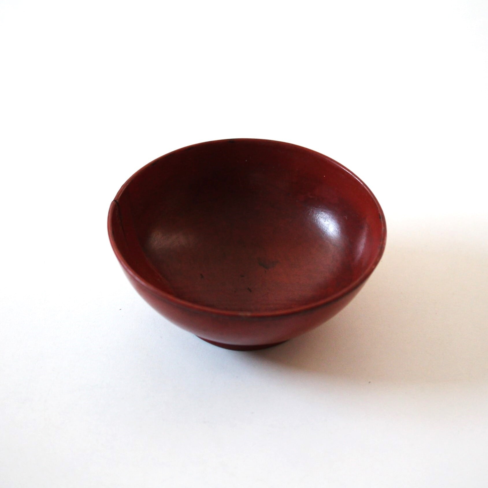 漆繕い（割れ）のある根来椀 d12.8cm Lacquer Restored Negoro Red and
