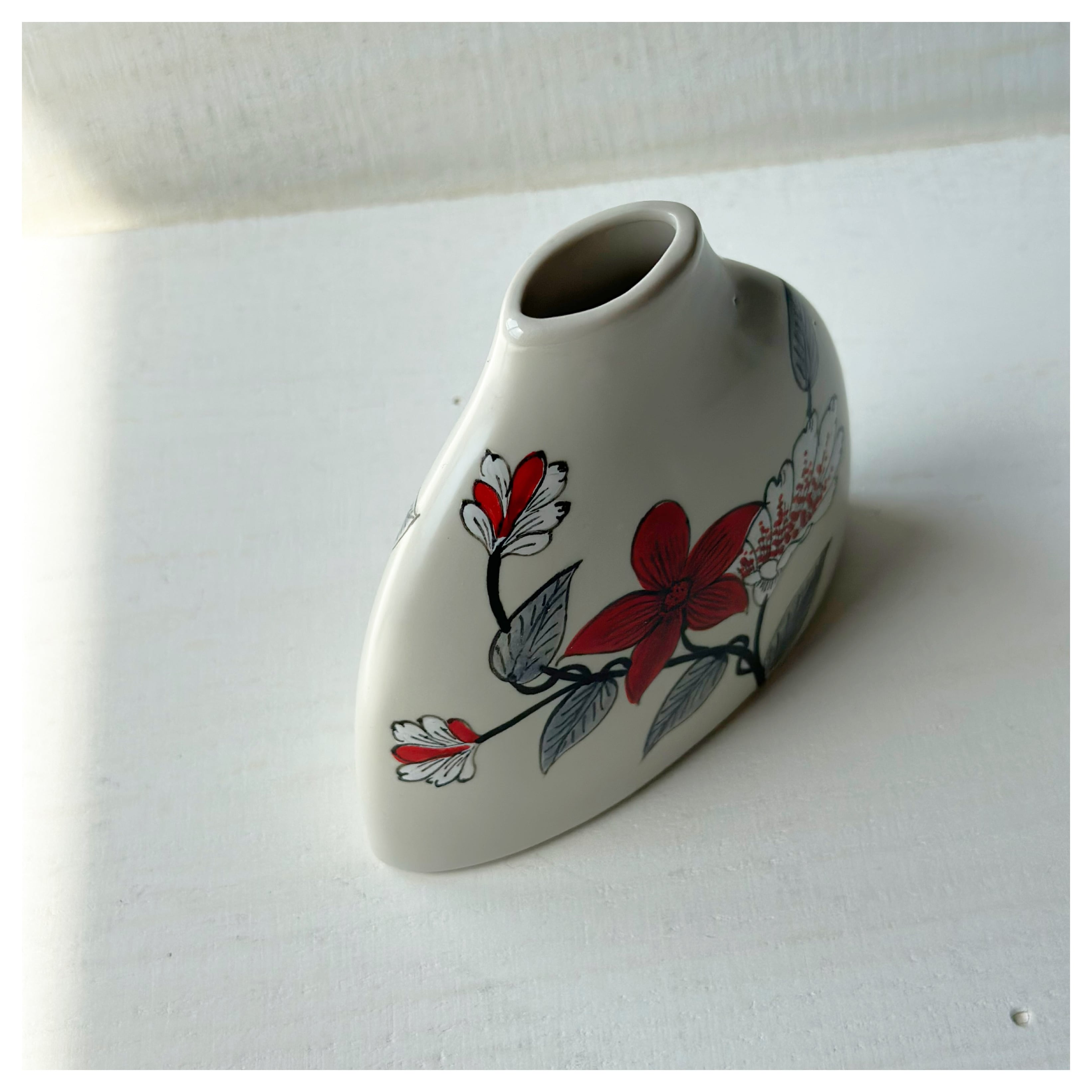 ベトナムのバッチャン焼き 赤い花絵の平らな花瓶 | tazukka（タズッカ