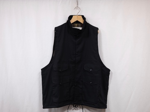 PORTRAITE“OVER VEST BLACK CANVAS”