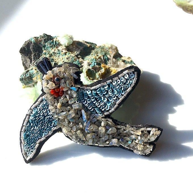 【一点物】✦天然石&ガラスビーズ✦·.庭の訪問者·.⋆ビーズ刺繍のヒヨドリのビービのブローチ·.⋆✦