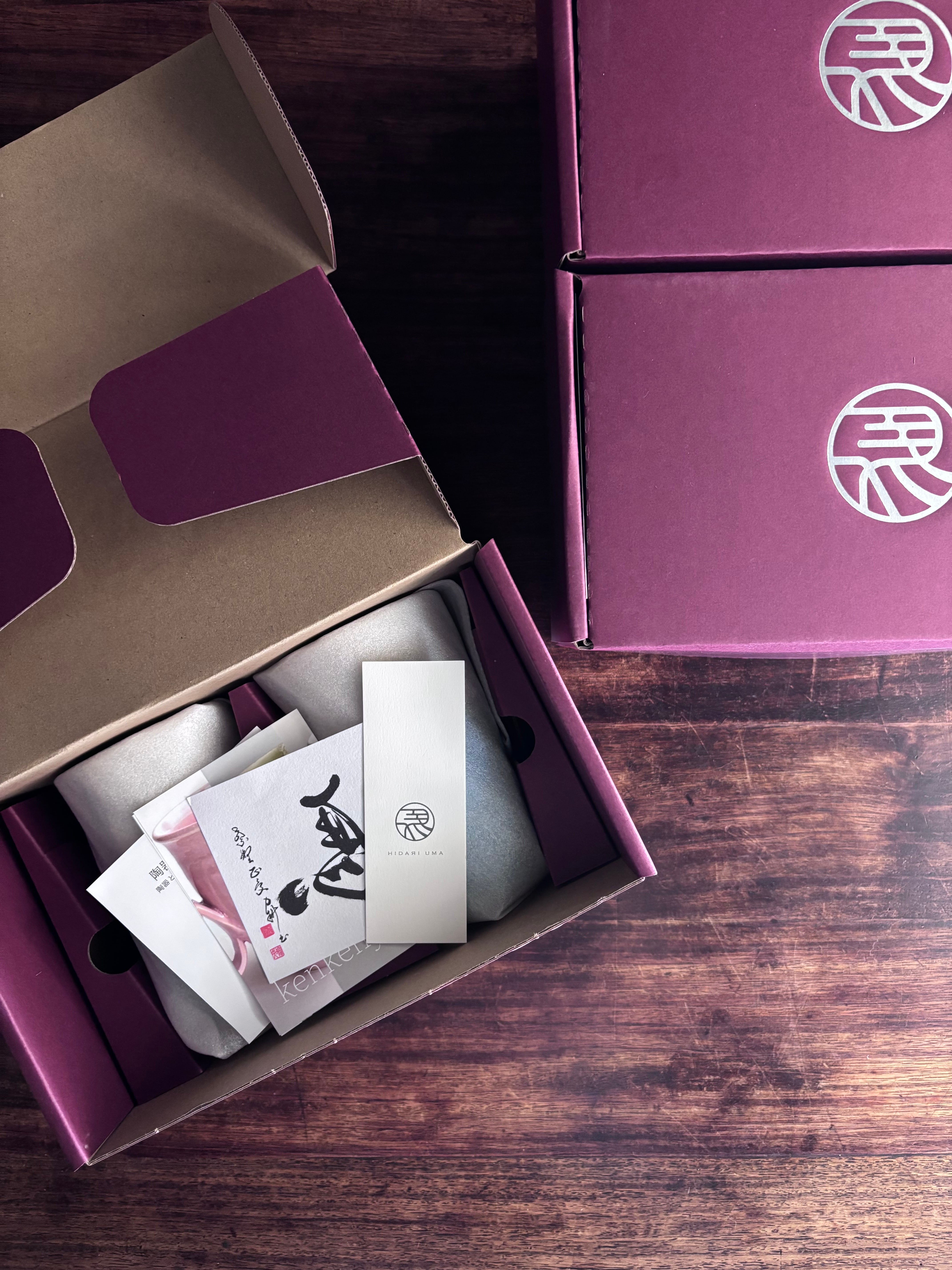 左馬 ビアマグ　 / レンジ・食洗機可 / ビアマグペア　 ペア マグ　カップ セット 左馬 午年 新年 縁起物 干支 和食器 陶器　和食器 陶器 青　白　コップ ペア ソーシャルギフト　焼酎  湯呑 お祝い 贈り物 結婚記念日 夫婦 お揃い 還暦祝い 記念日 ギフトセット 退職祝い 結婚祝い 引越し祝い 酒器「ロングマグ 2個 」食器セット ペアセット コップセット ペア湯呑み