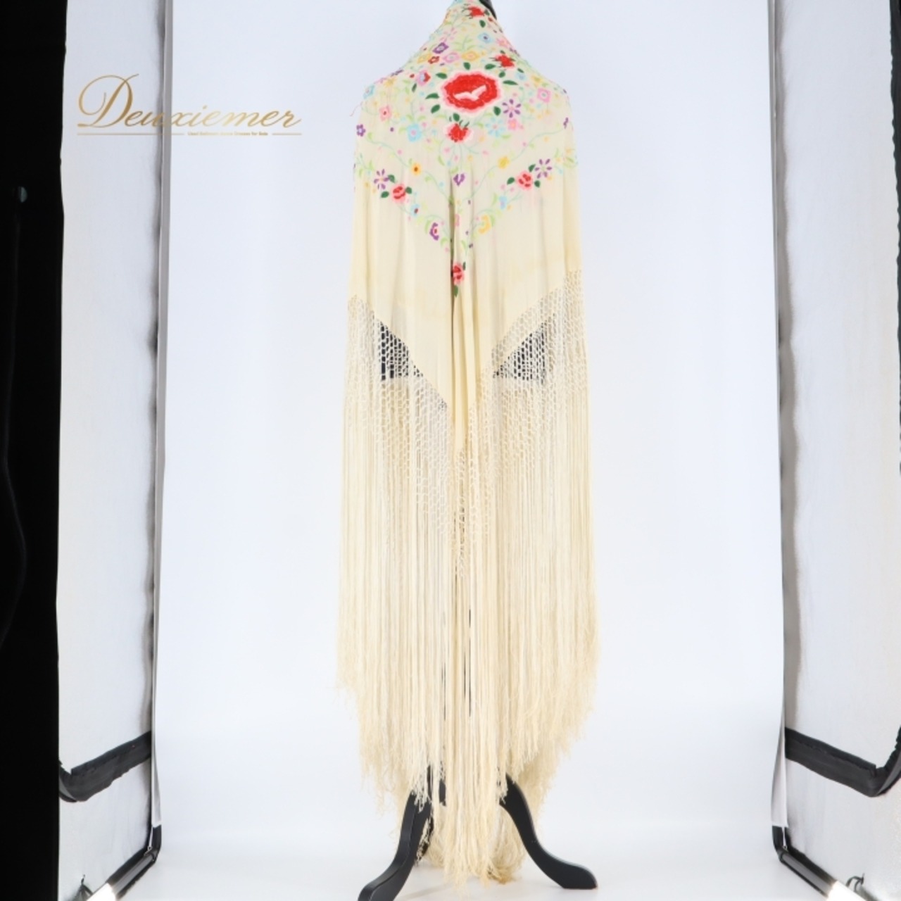 フラメンコ 衣装 マントン シージョ フレコ シルク 刺繍 花柄 フレコ フリンジ 薄い ダンス パーティ 発表会 アイボリー ホワイト系 薄い エレガント 高級感 舞台衣装 レディース コスチューム 柔らかい素材 おしゃれ