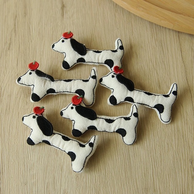 りんごをのせたダルメシアン刺繍ブローチ   fu0966