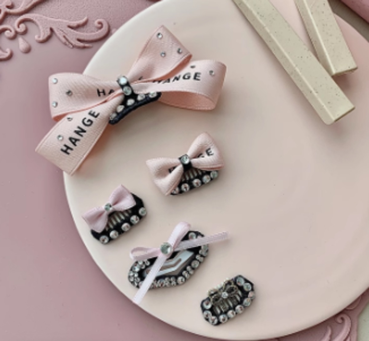 ヘアアクセサリーセット 5個セット プラスチック製 黒・黄色・赤・金色 ヘアアクセサリーセット 5個セット プラスチック製 黒・黄色・赤