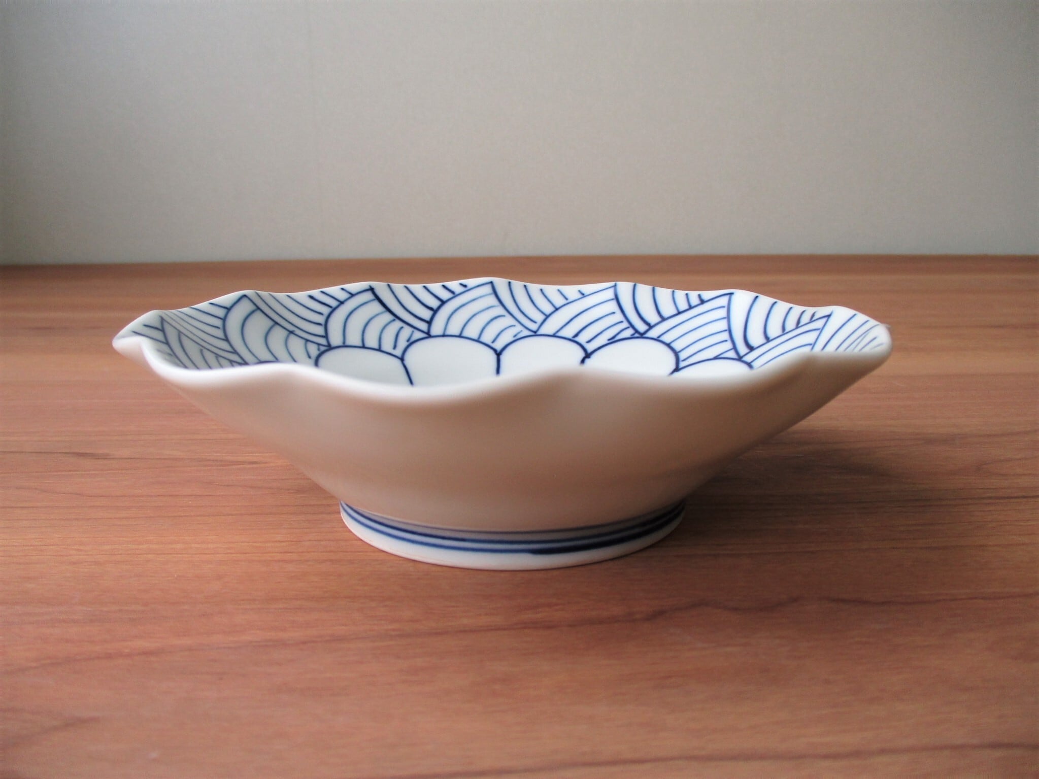 菊割青海波五寸深皿【有田焼】 | 有田焼や心器