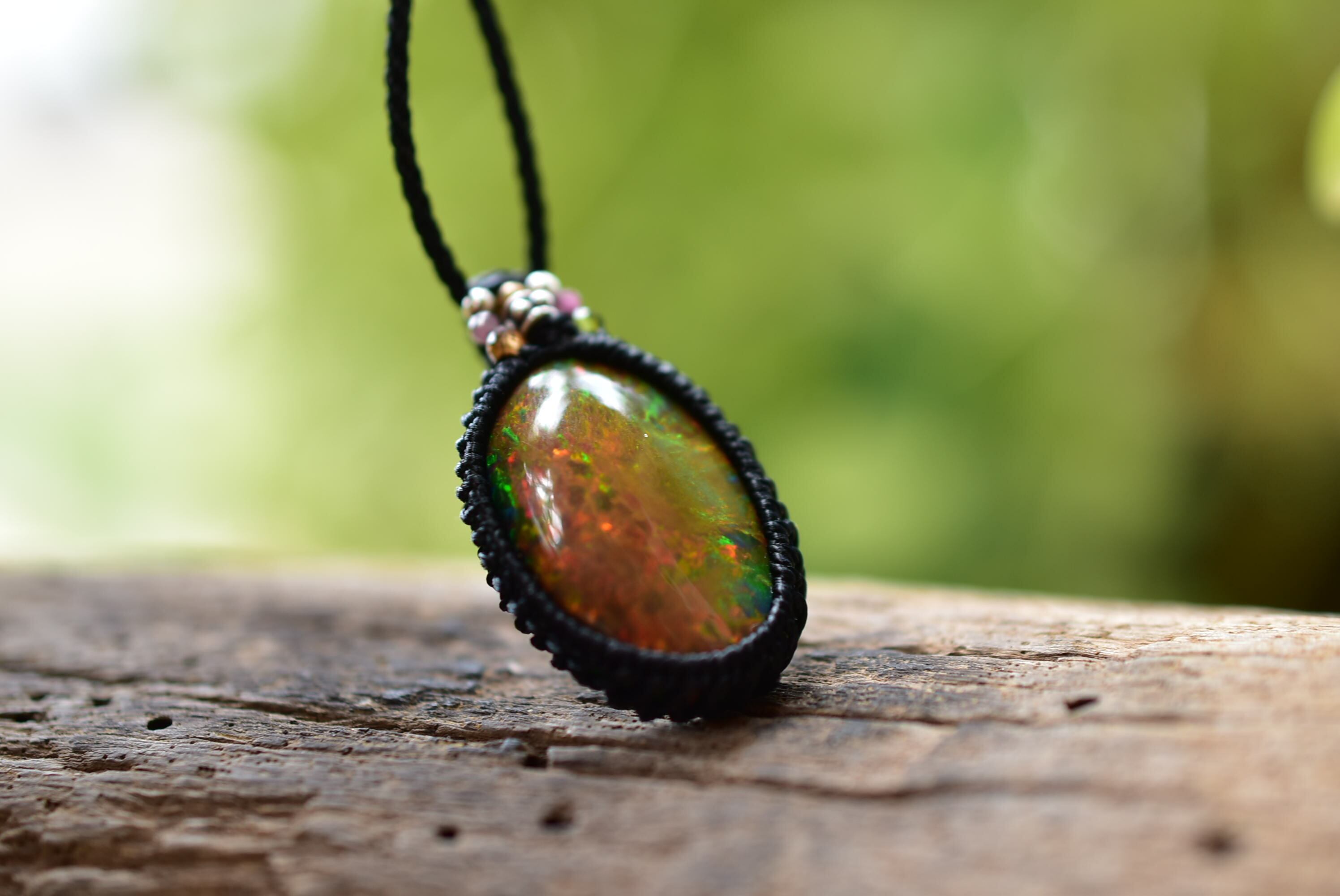 モルダバイト&ブラックオパールのマクラメペンダント 【公式通販】