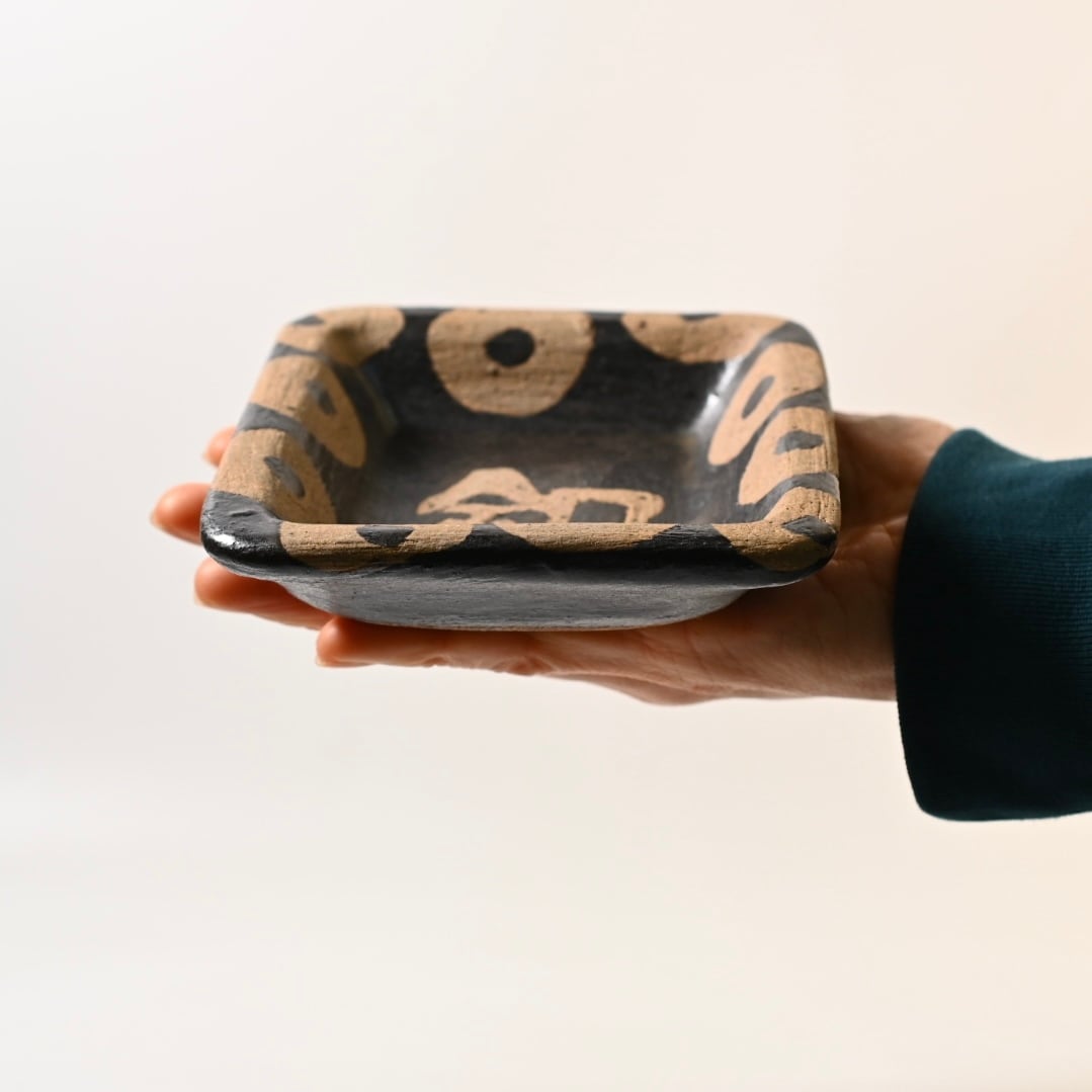 工房十鶴 平皿 コーヒー豆柄 やちむん 沖縄 読谷焼 【公式通販】