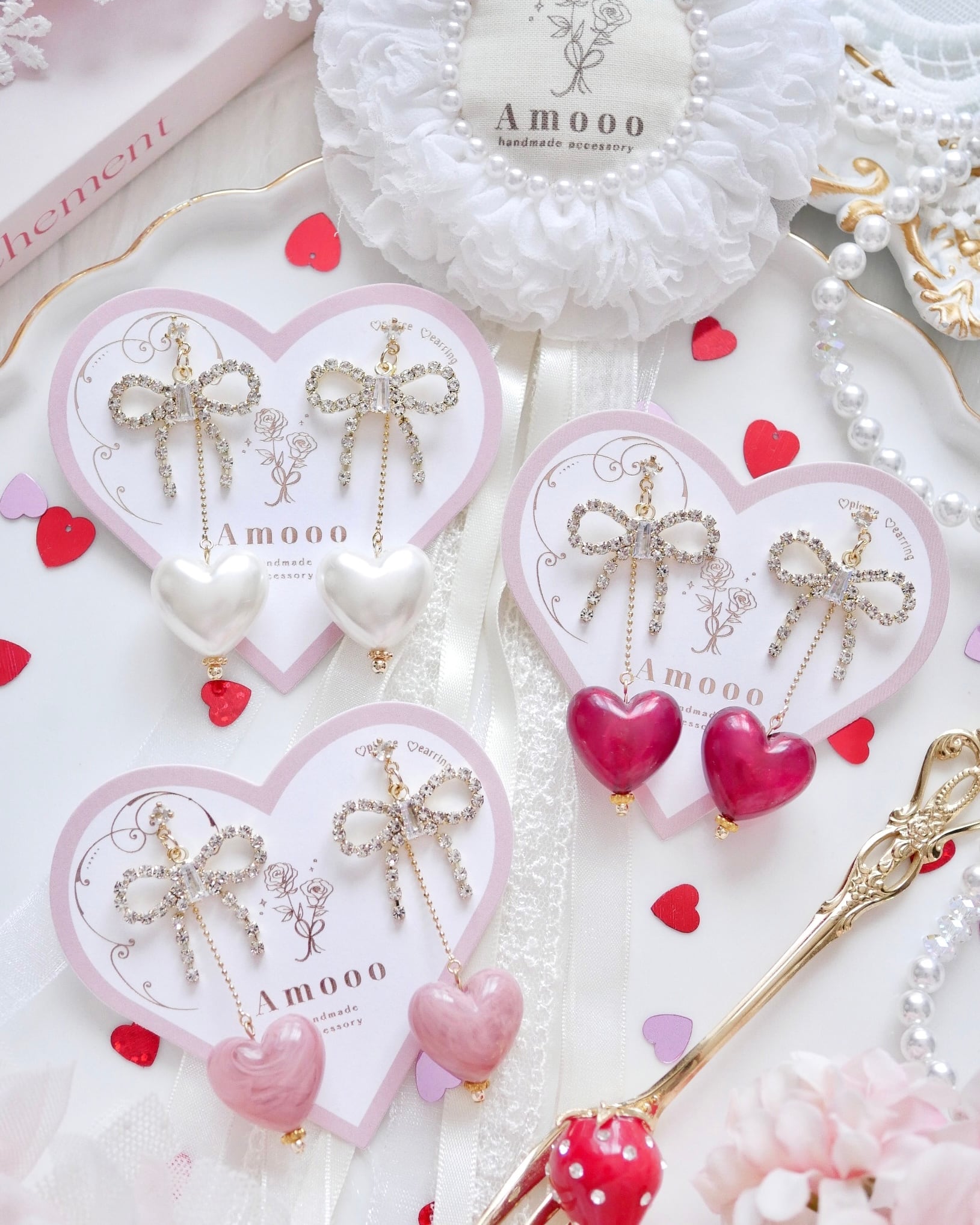 8111 ぷっくりハートきらめきリボンチャームピアス/イヤリング