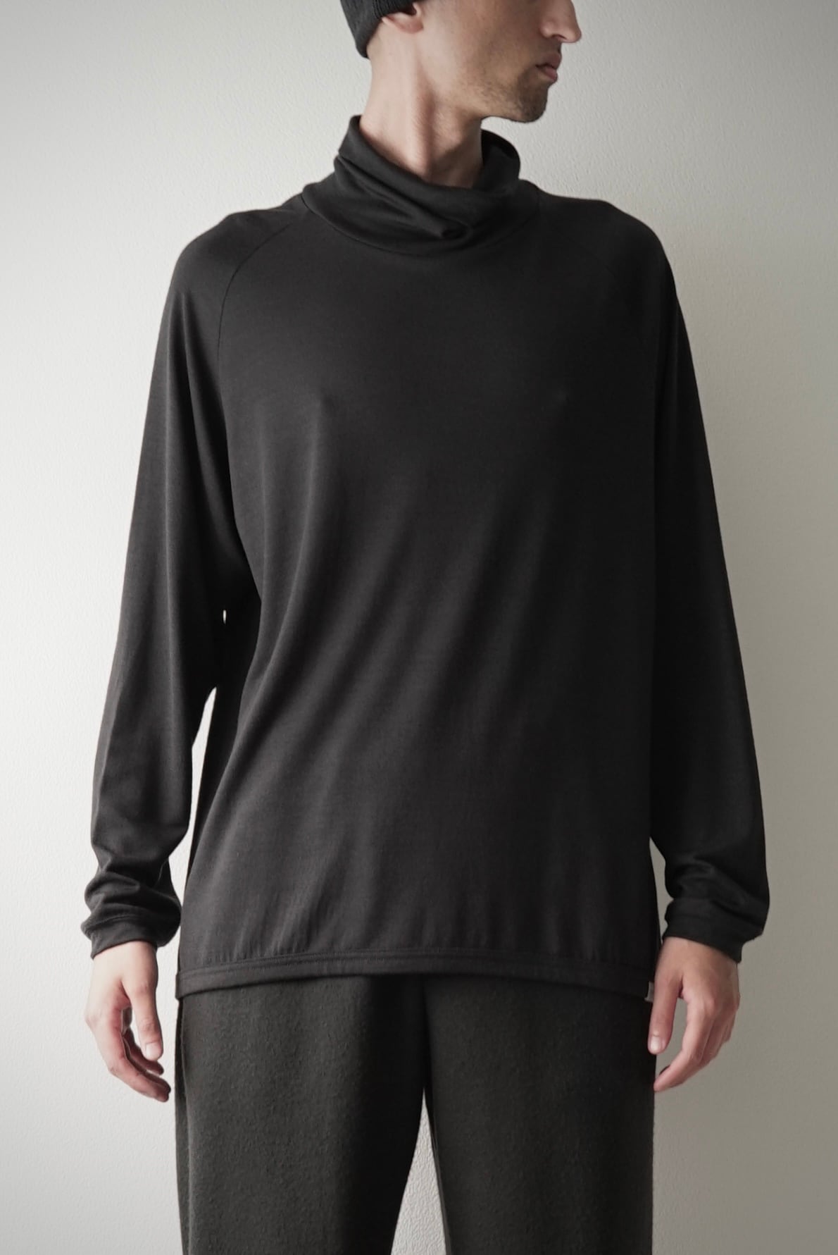 Super140s Washable Wool DC_Jersey / Off Turtle Neck (DARKNESS)