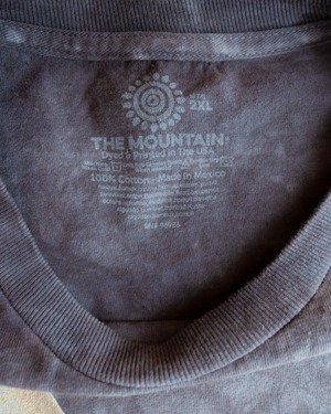 【古着】　”THE MOUNTAIN”　キジトラ デカプリント ロンT