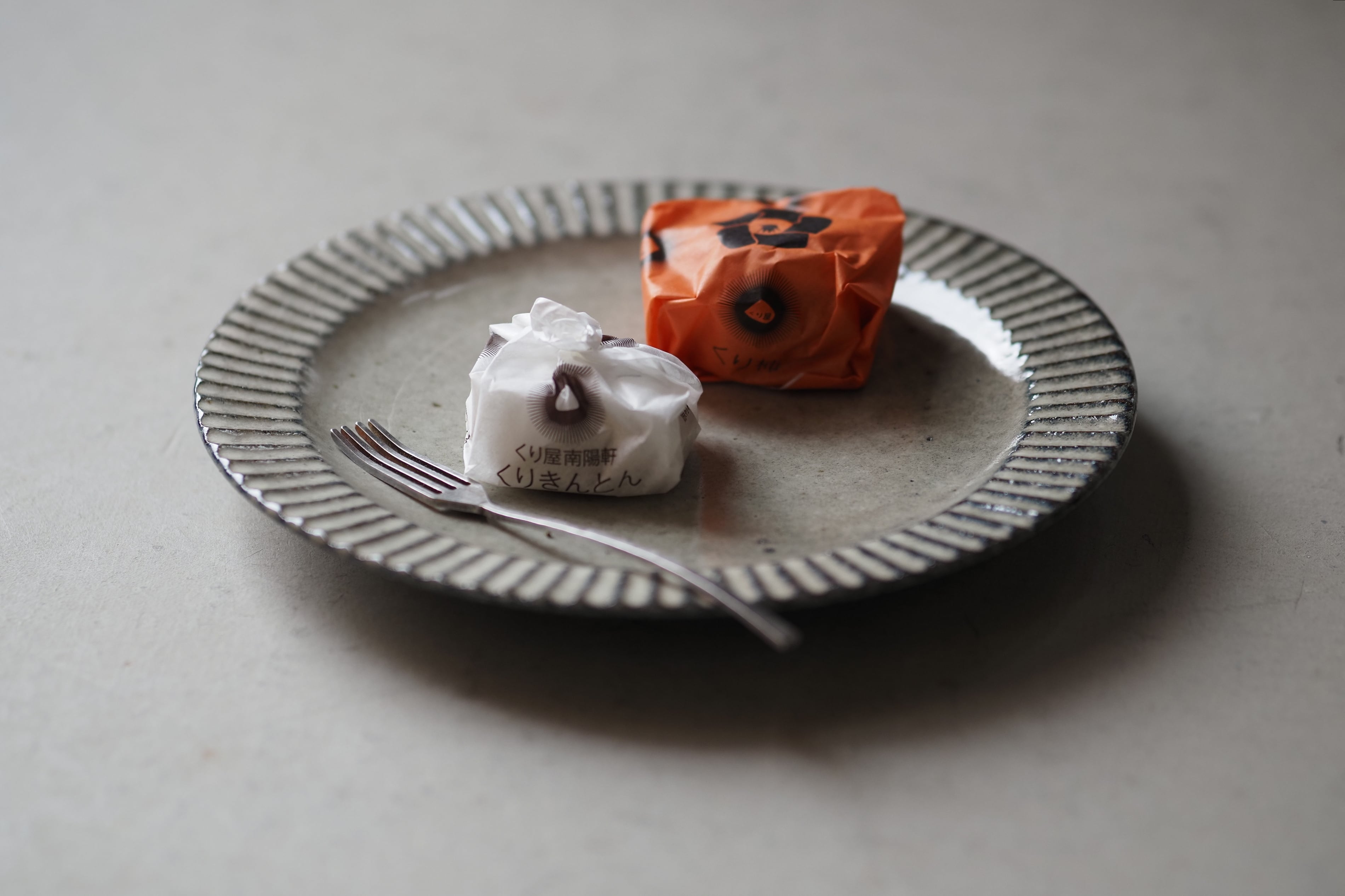 【最終価格】余宮隆さん　刷毛目取皿　2枚 余宮隆 41.gray鎬リム皿（LL） | 陶屋なづな