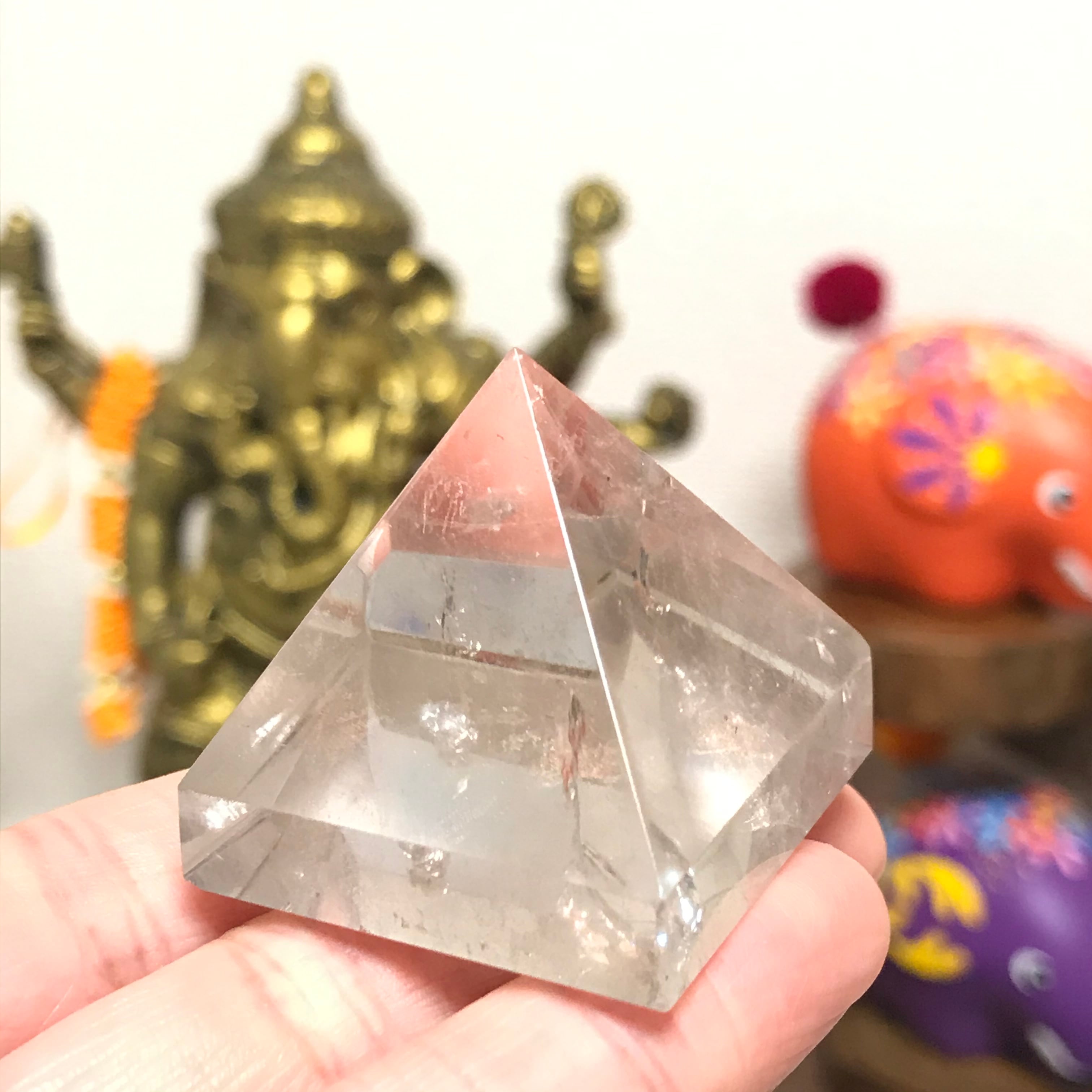 天然クォーツ　ピラミッド　水晶　ポイント