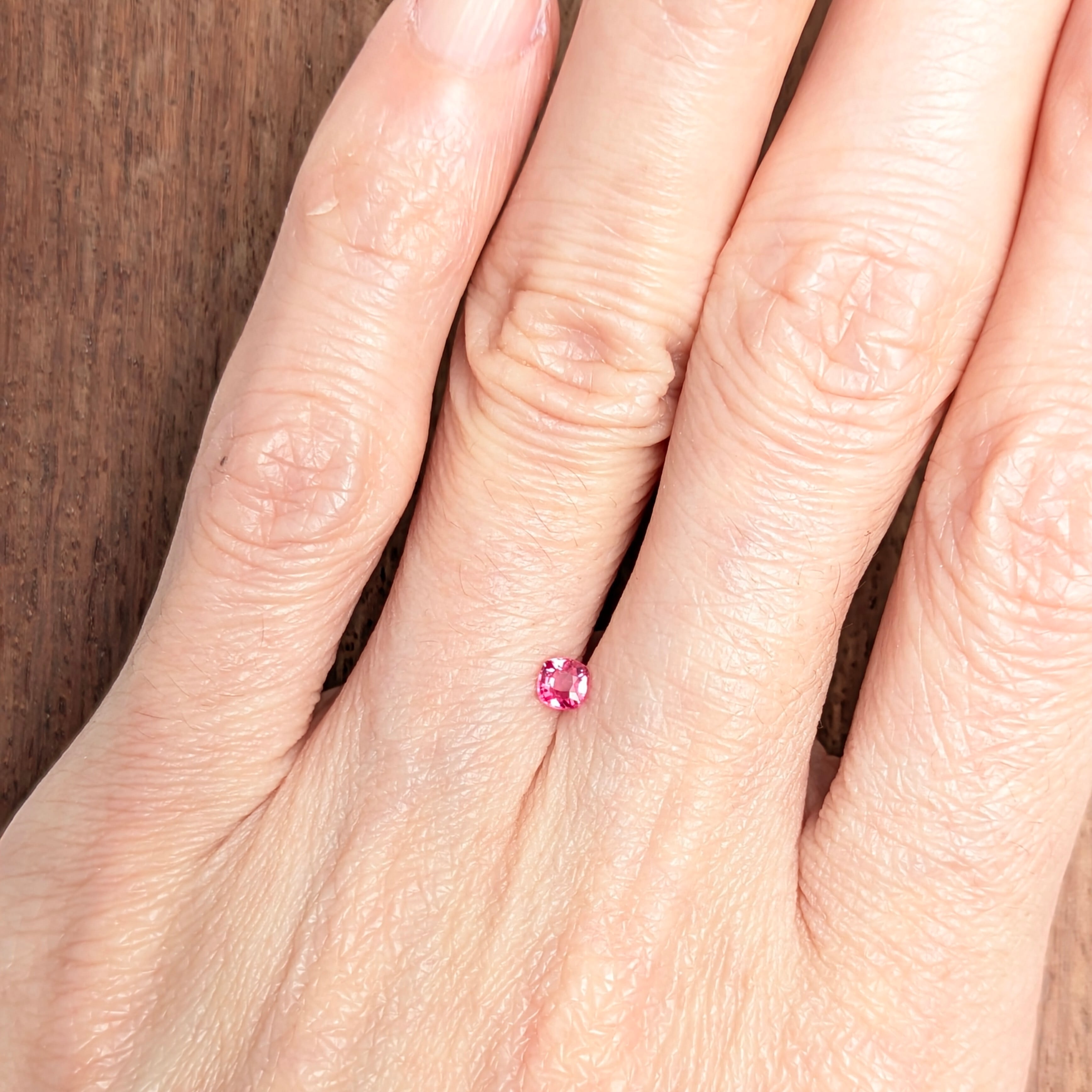 ホットピンクスピネル ルース ミャンマー・モゴック産 【0.16ct
