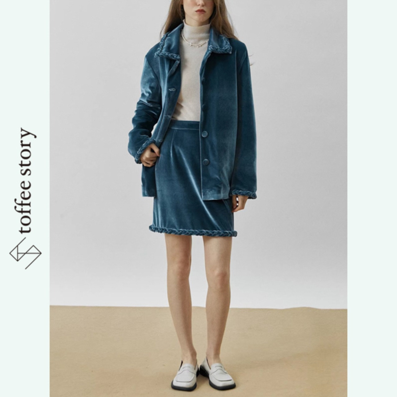 青影に光が走る刻印：ラペルショートコート《XU0268》