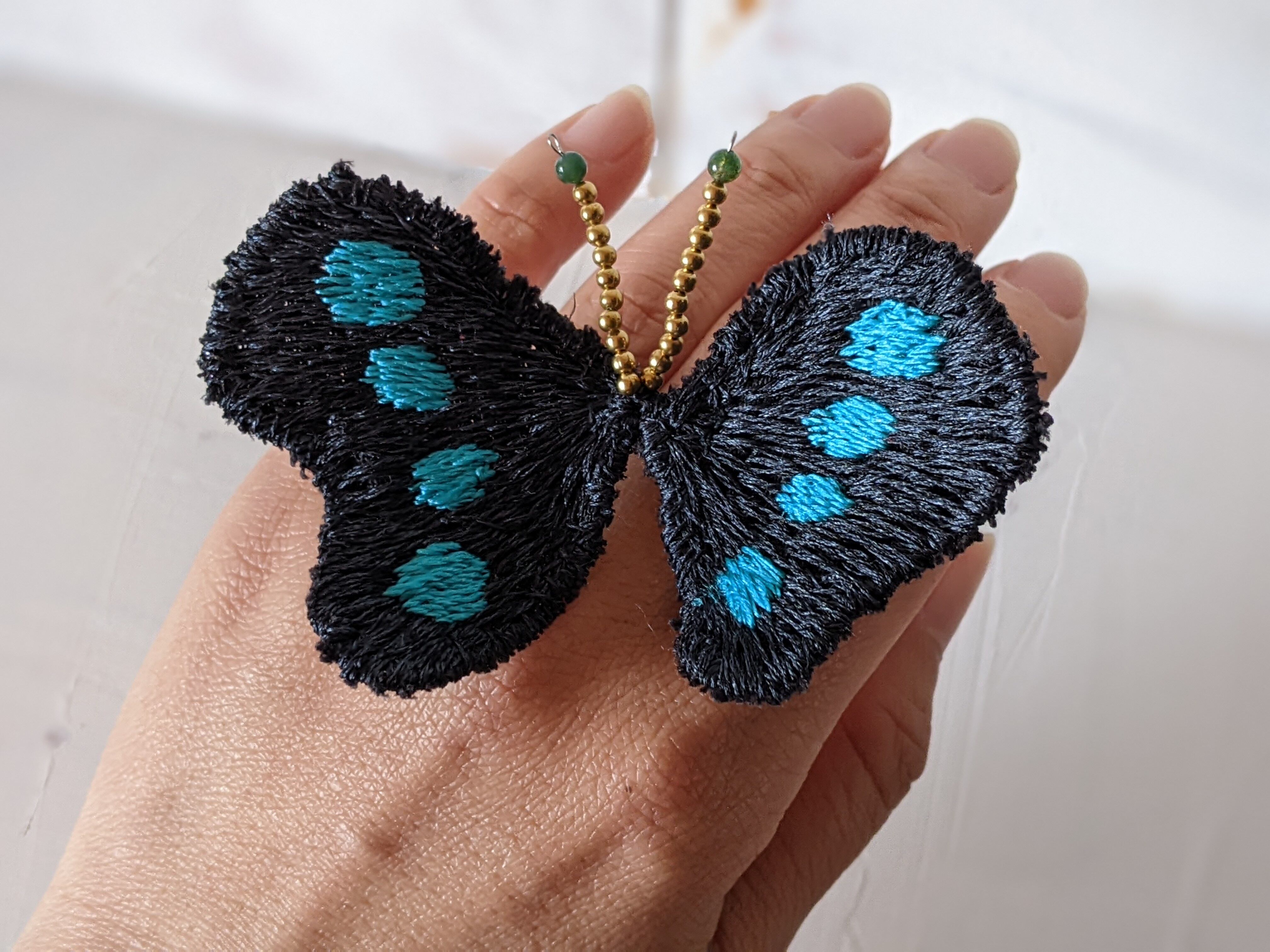 立体刺繍の蝶々ブローチ《アオスジアゲハ》 | みるまに-mirumani-