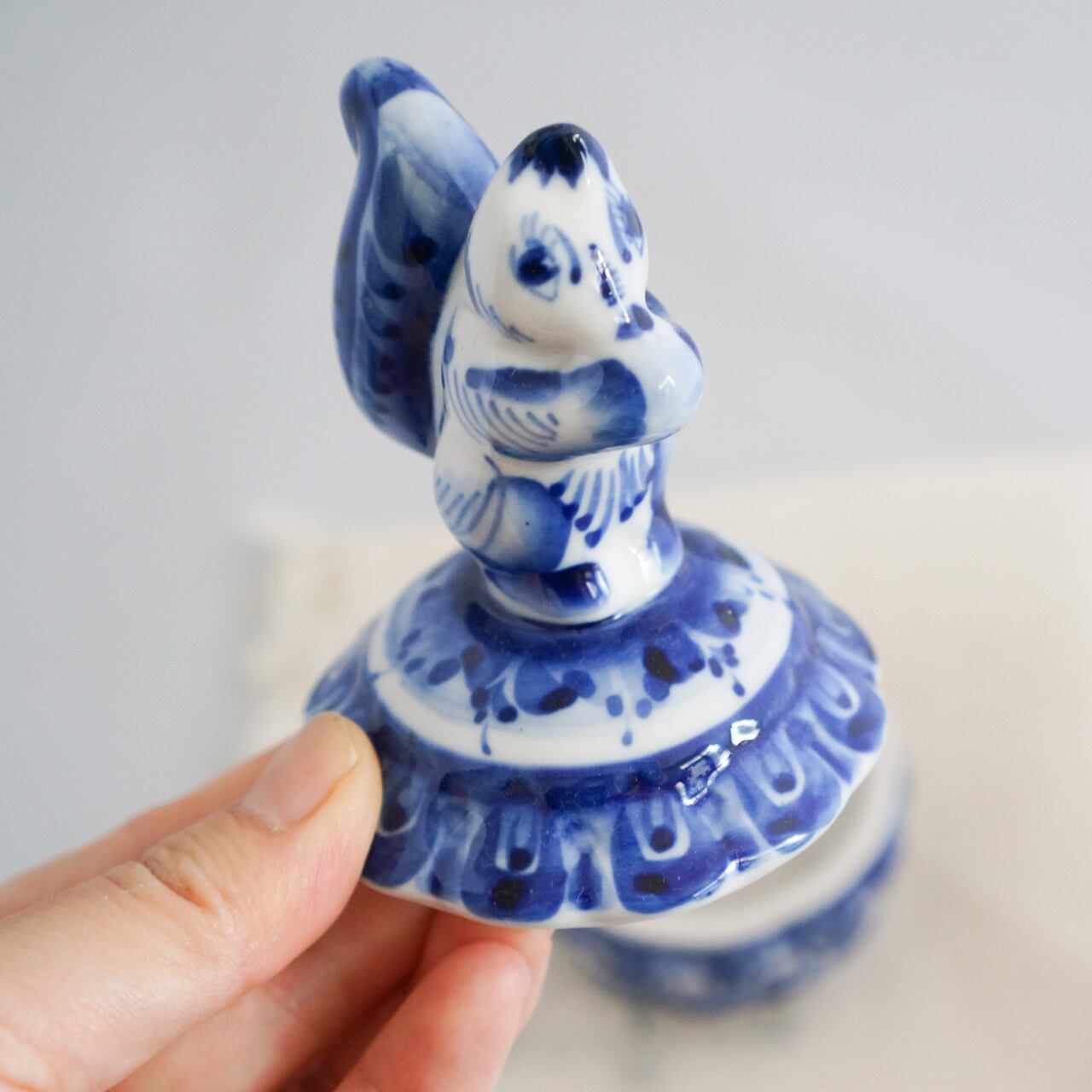 ロシアのグジェリ陶器 リスの小物入れ（丸） | Anneli folkcraft