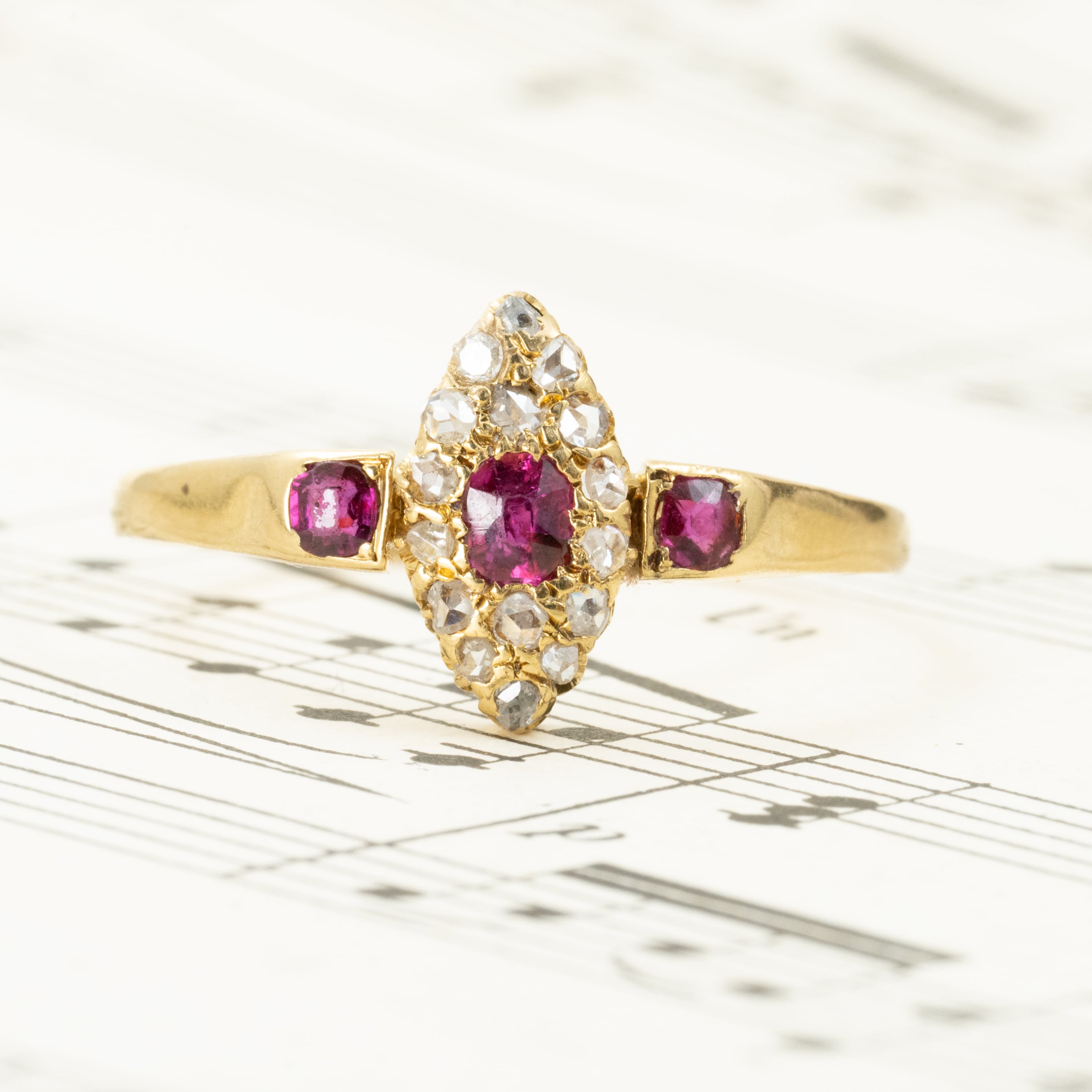 イギリス アンティークリング K18 ルビー＆ダイヤモンド 〜 クッション