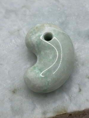 糸魚川翡翠　〜勾玉〜　乳白色に緑　　　（IM-0022）