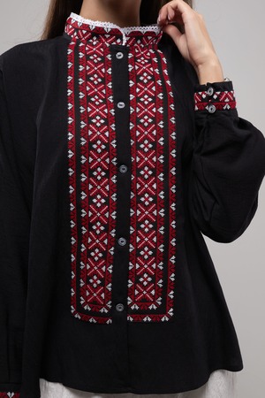 ウクライナ刺繍ヴィシヴァンカ クロスステッチ　手刺繍　ブラウス　麻　レディース・フリーサイズ