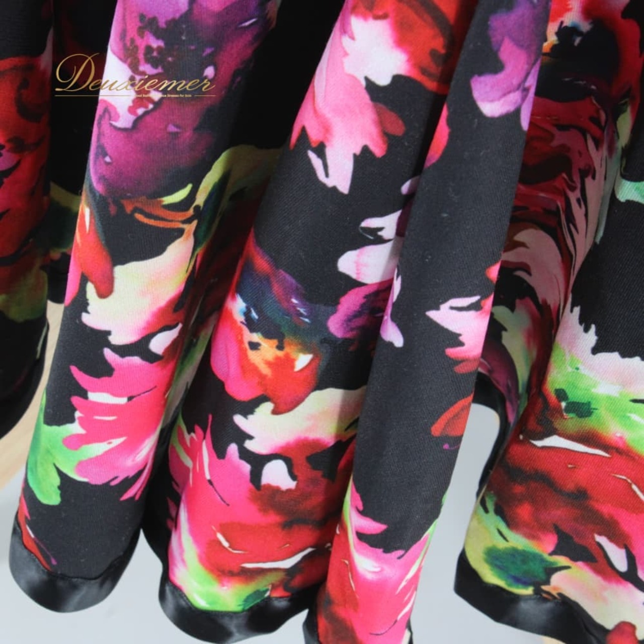 社交ダンス 衣装 スタンダード 上下セット ツーピース レッスンウェア パーティ衣装 Leirena ブラック系 レッド系 ピンク系 パープル系 ブルー系 グリーン系 イエロー系 モダン 競技 ダンス トップス スカート ワンショルダー風 フラワープリント 花柄 変形デザイン アシンメトリー風 ブラック ベース レッド フレアスカート リメイク風 スカート裾フレア ダンスレッスン 練習着 発表会 ラテンダンスではない スタンダード用 ロングスリーブ カットソー伸縮性あり ウエストゴム 伸縮素材