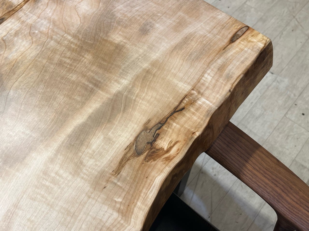 栃（トチ）_890×940-660×47_浅草本店_テーブル天板/一枚板 240145 t001