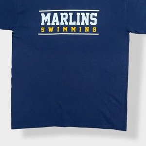 【GILDAN】スイミングクラブ MARLINS SWIMMING バックプリント Tシャツ ロゴ 袖プリント 半袖 L ネイビー US古着