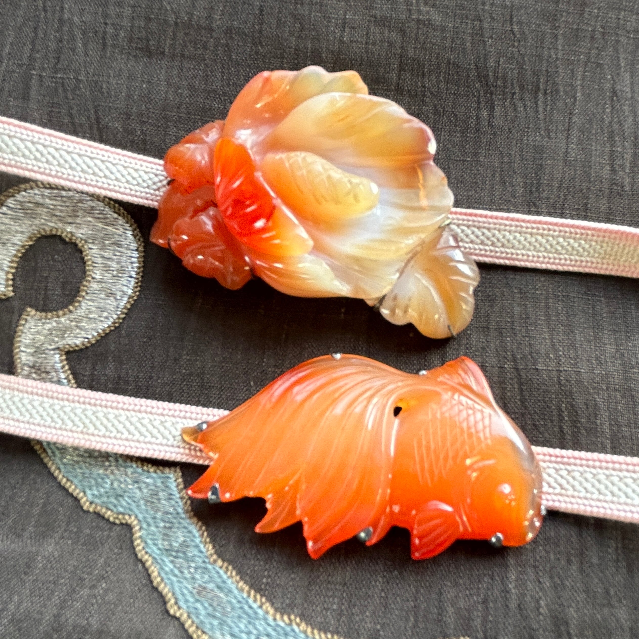 アンティーク　赤瑪瑙の金魚の帯留め