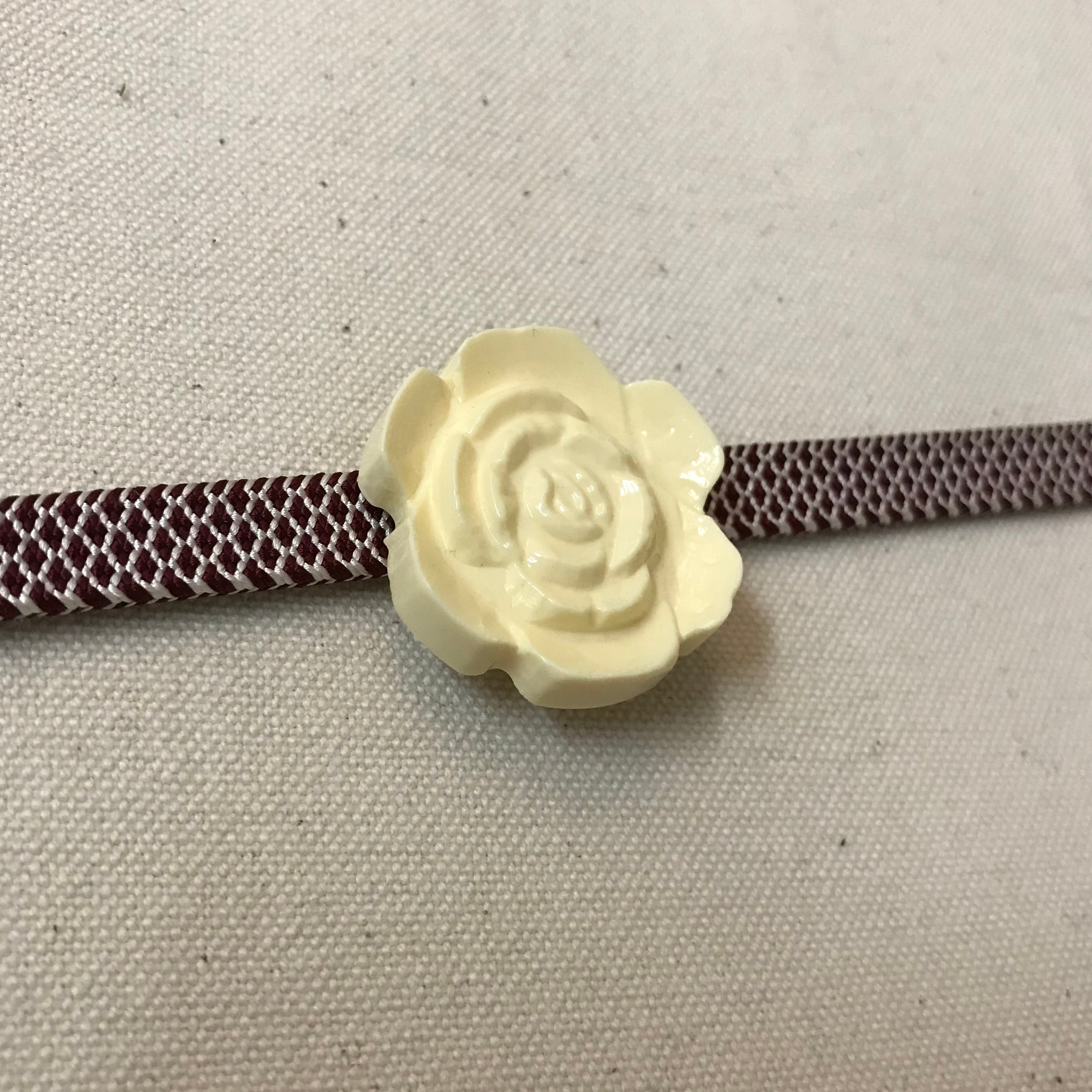 再販】象牙色のキッチュなドイツヴィンテージ薔薇モチーフの帯留め