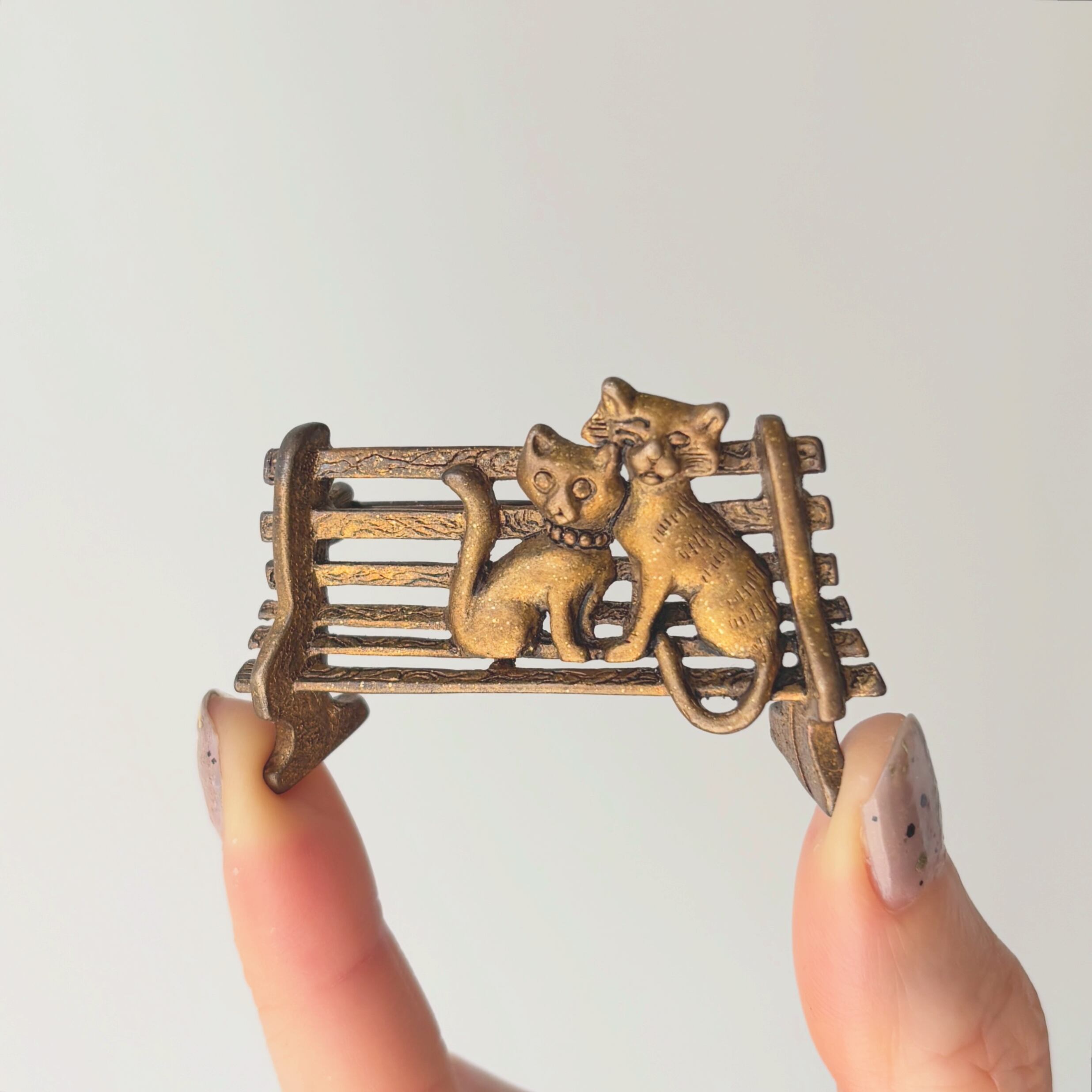 AJC ベンチに座る2匹のネコのブローチ