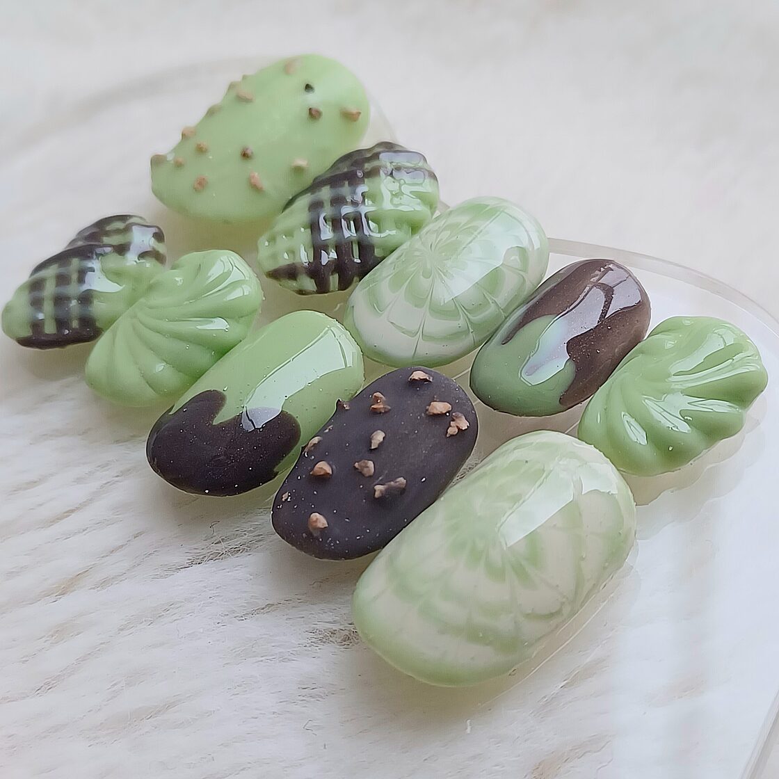 受注製作】バレンタイン抹茶チョコ ネイルチップ No.116 | Pay ID