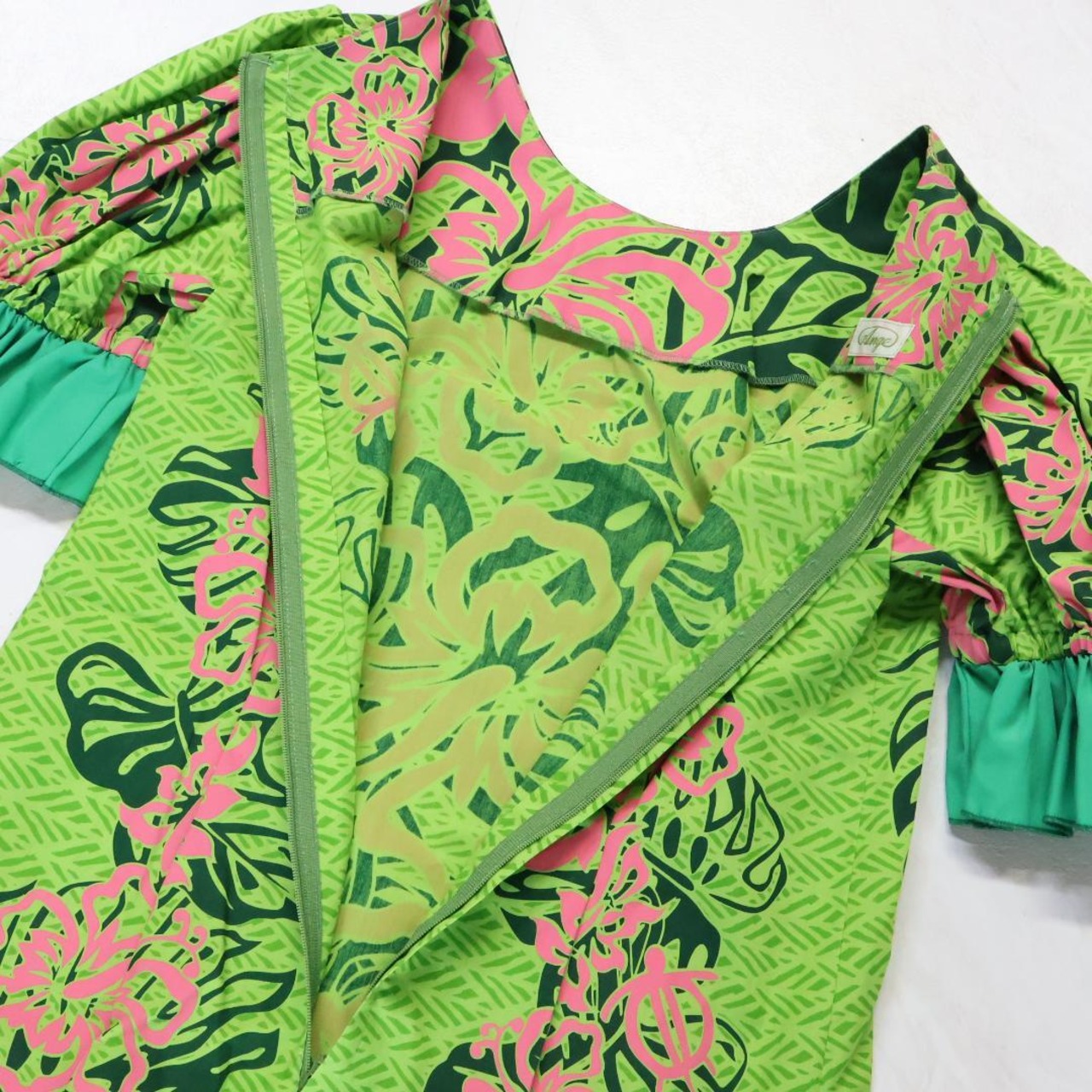 【美品 フラダンス衣装】ライトグリーン Ange ワンピース ドレス ピンク ハイビスカス柄 花柄 黄緑 緑 華やか 爽やか かわいい