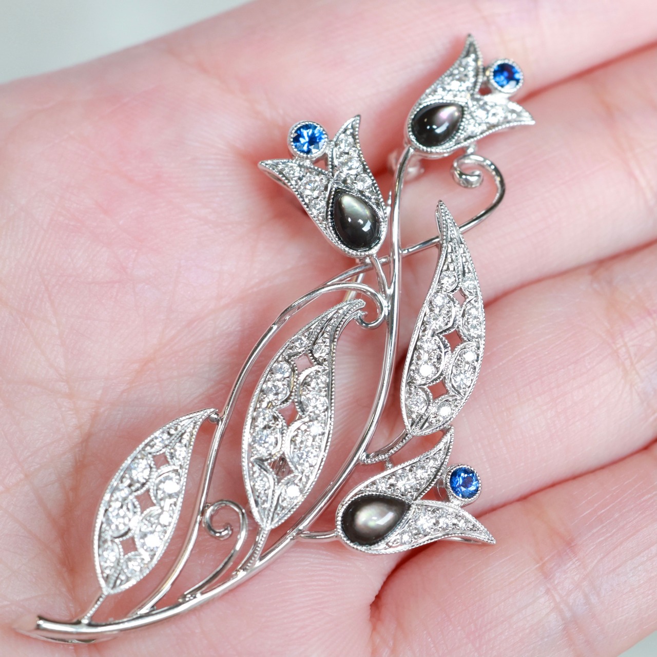 K18 WG シェル サファイア ダイヤモンド 透かし彫り ブローチ 兼用  