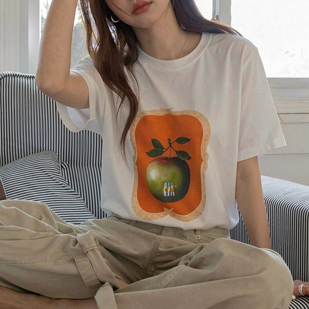 apple print tshirt