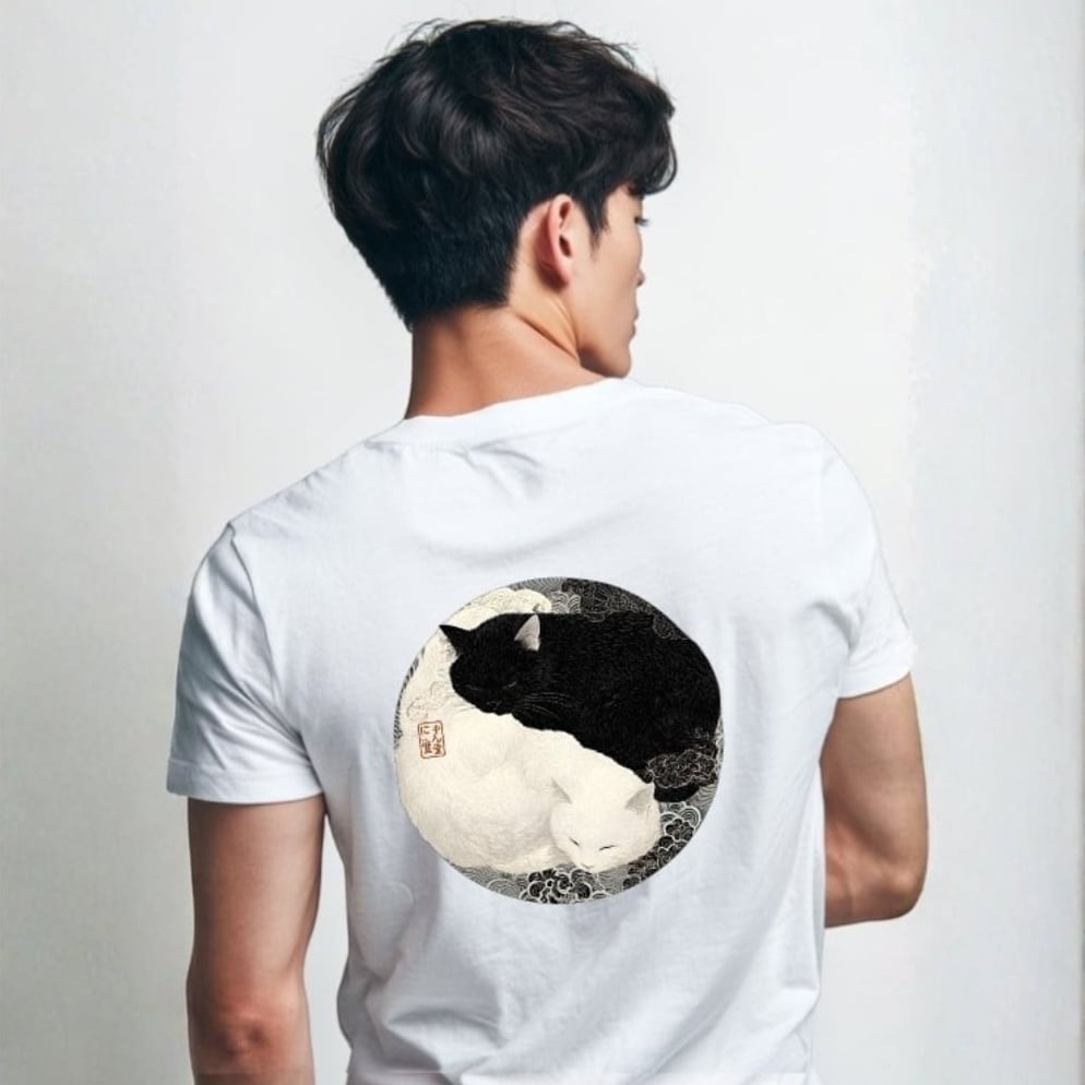 「陰陽の眠り ― 黒白猫図」 Tシャツ 半袖