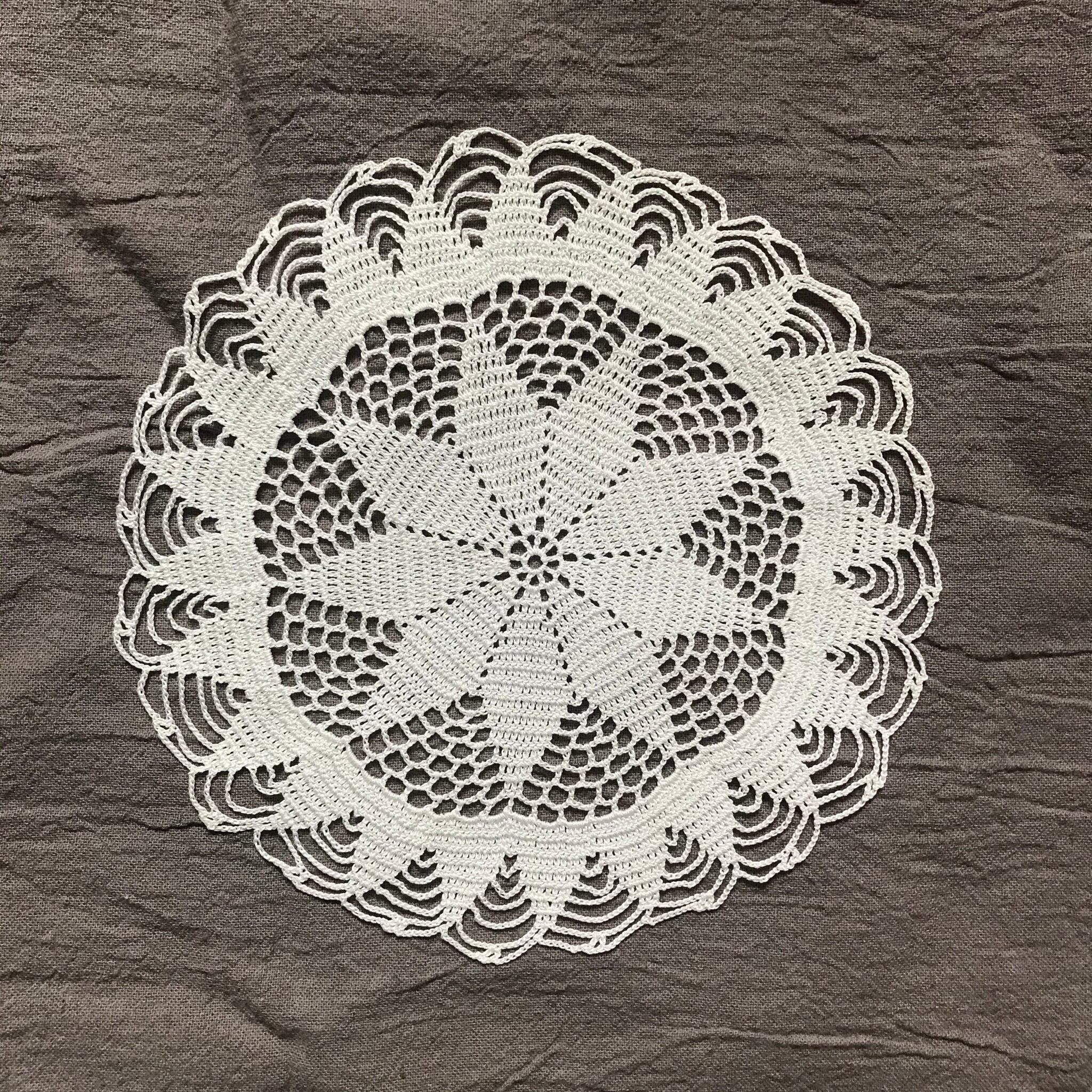 大きめの雪の結晶のようなドイリー1