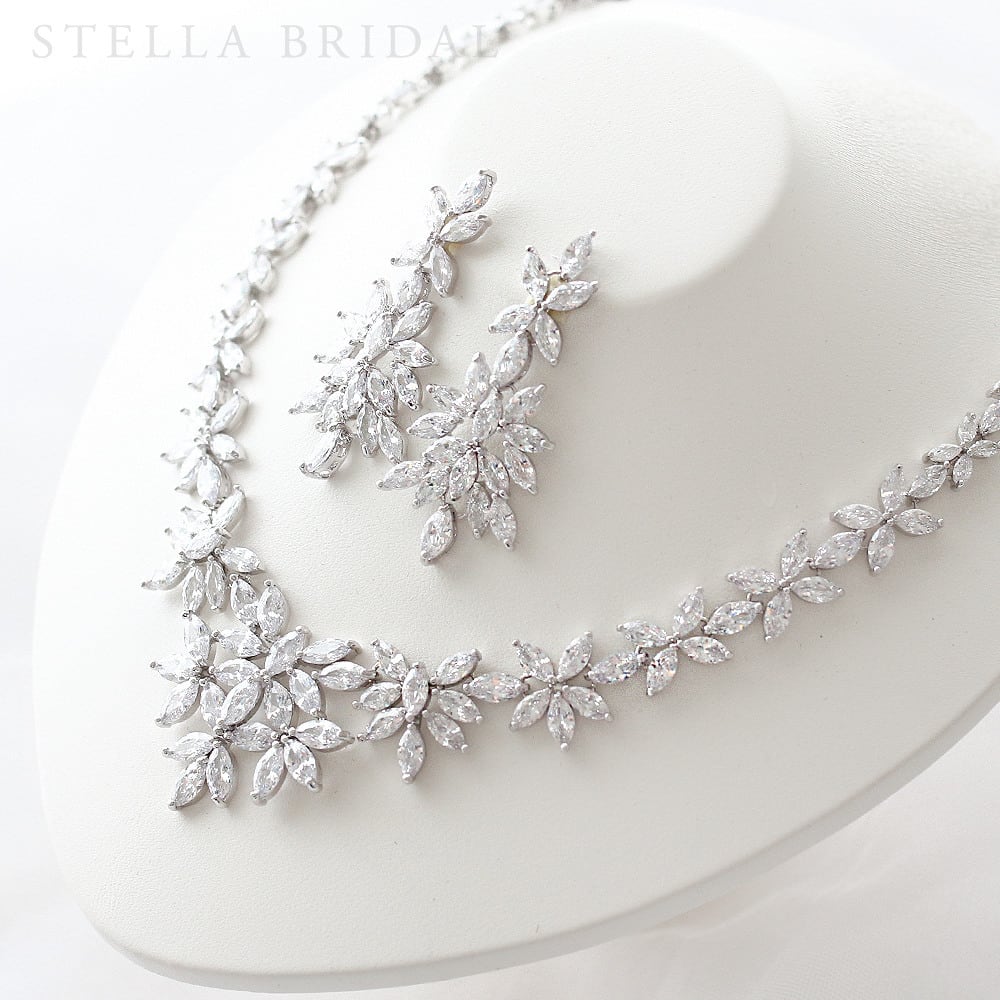 キュービックジルコニア ウェディングジュエリーセット シルフィー ロング シルバー ネックレス＆ピアス・イヤリング | STELLA BRIDAL -  オシャレ花嫁さま御用達ウェディングアクセサリーショップ ＜ステラブライダル＞