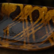 齊藤十郎　スリップ　角平皿（茶）三連クロス