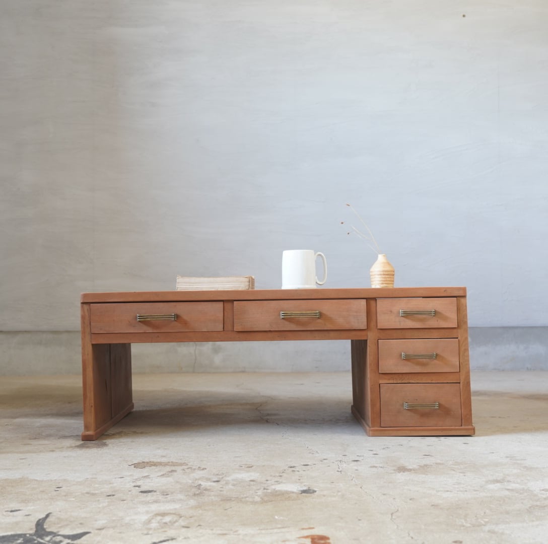 古い無垢材のセンターテーブル