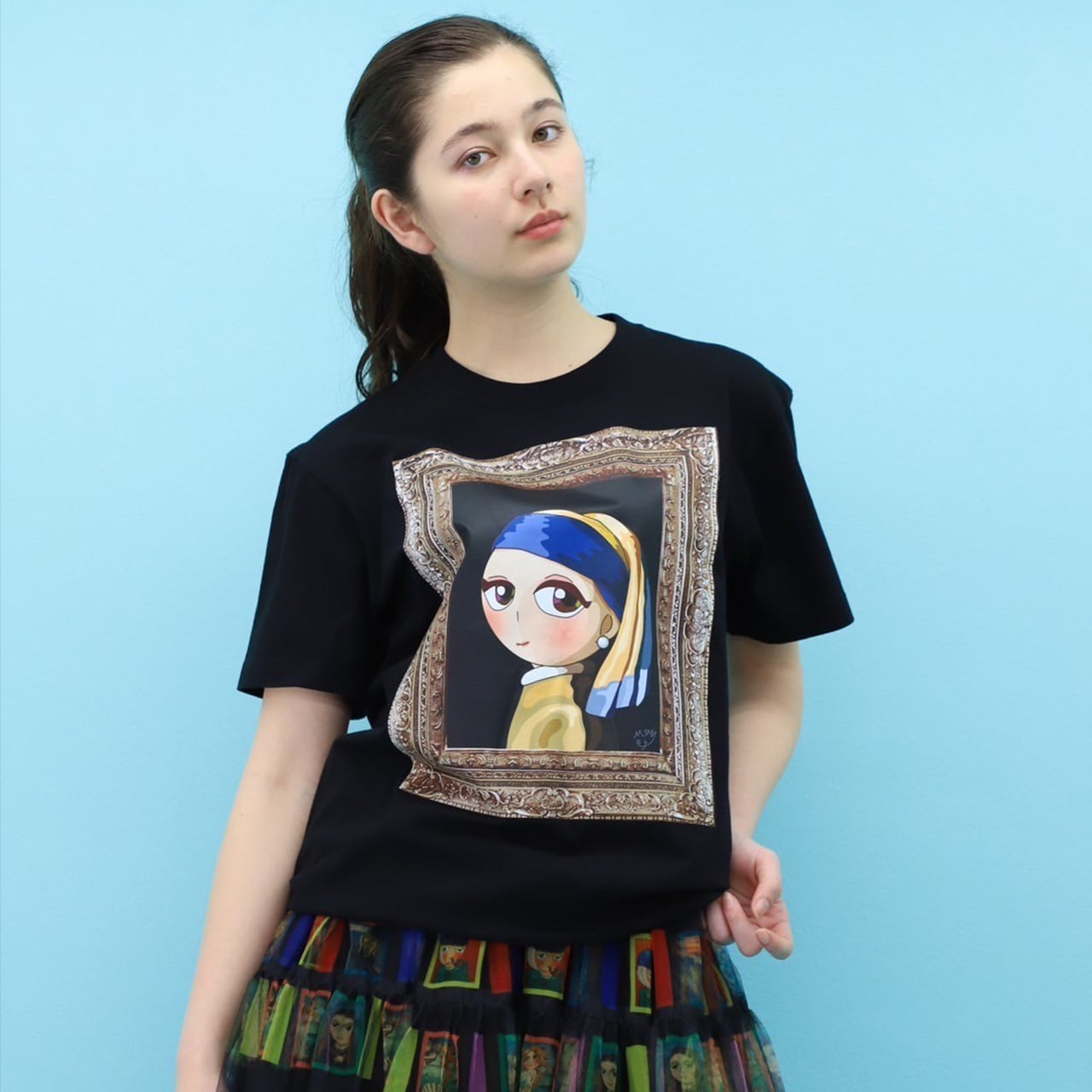 Tシャツ -真珠の耳飾りの少女【茶額】-（BLACK） | MAYUPYEPIC