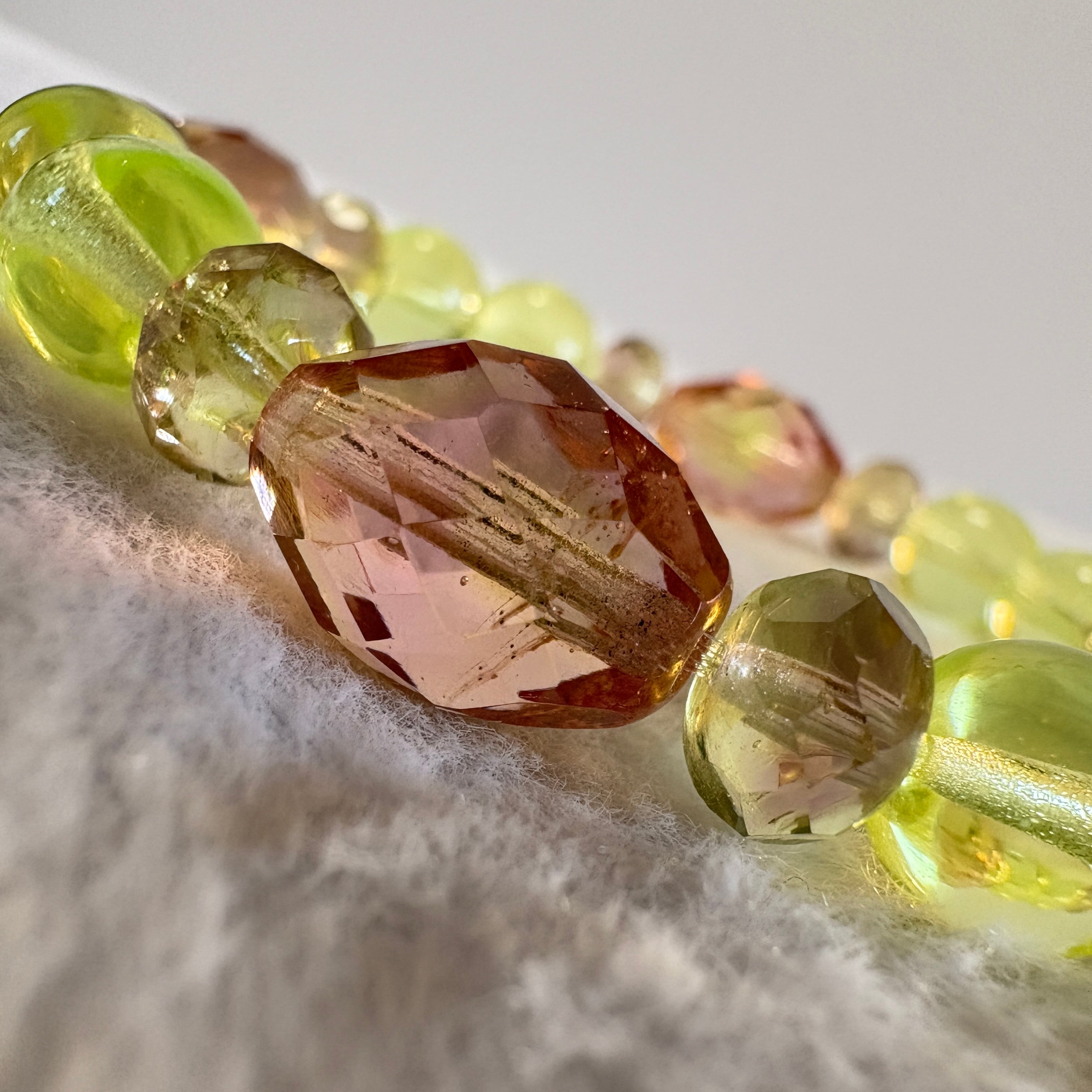 一点もの】チェコ産ウランガラス ブレスレット｜琥珀光の輪｜鑑賞用UV