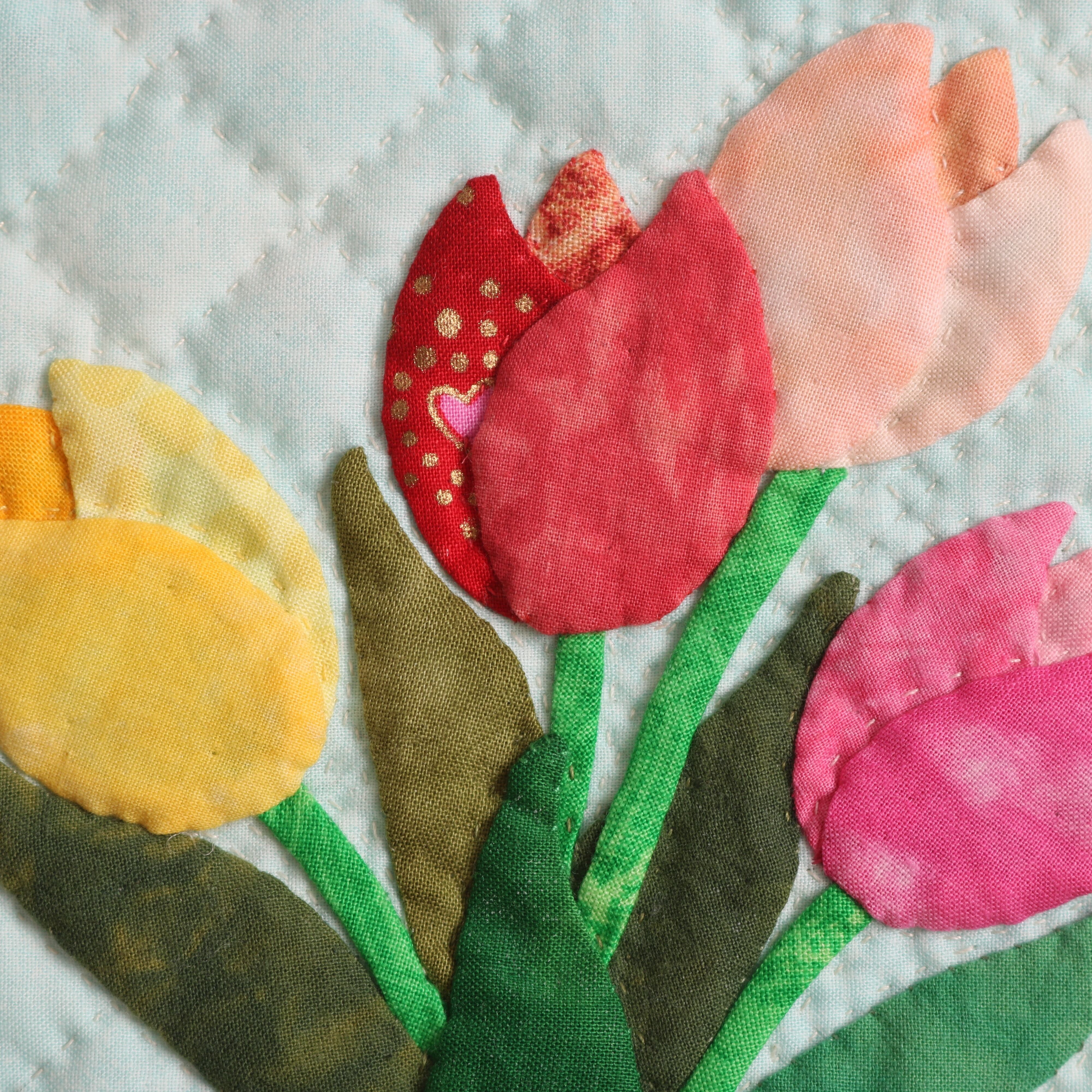 パッチワークタペストリー　花瓶の花(チューリップ) お花のミニタペストリー《チューリップ》 | キルト和